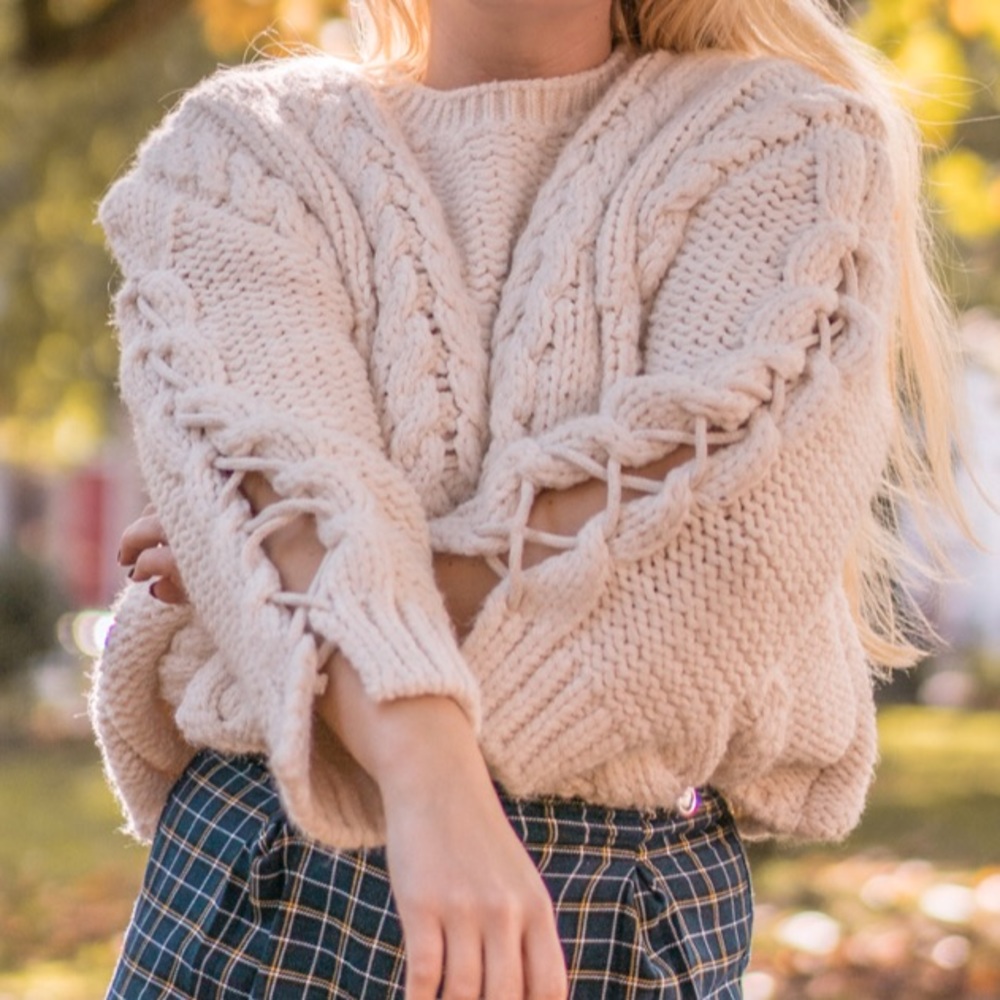 NWOT - LACE UP TIE CABLE CHUNKY KNIT SWEATER